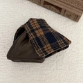 Dettaglio di un mini portafoglio vintage in tessuto scozzese e pelle marrone su fondo bianco - Pinza Triangolare Patchwork PU a Strisce Nere Tè al Latte
