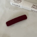 Primer plano de la pinza de pelo de punto rojo oscuro vintage con textura de terciopelo - Pinza de pelo cuadrada / Burdeos