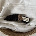 Dettaglio molletta nera in peluche con orsetto marrone ed etichetta Good Luck cucita - Fermaglio Banana Peluche Ricciuto Nero Con Orso