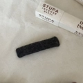 Primer plano detallado de una pinza para el pelo rectangular de punto gris carbón - Pinza de pelo cuadrada / Negro