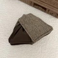 Vista dettagliata del fermaglio a triangolo a scacchi con trama in pelle marrone vintage - Pinza Triangolare Patchwork PU a Strisce Tè al Latte