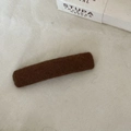 Vista de detalle de una pinza para el pelo de felpa marrón con suave tejido de punto retro - Pinza de pelo cuadrada / café