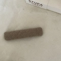 Detalle de un clip rectangular de punto marrón con textura de sarga y bordes redondeados - Pinza de pelo cuadrada / Color Té con Leche
