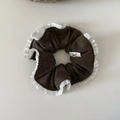 Dettaglio di scrunchie grigio in maglia con bordo in pizzo ed etichetta in tessuto - Marrone