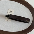 Détail de la barrette banane en acétate marron foncé avec lettrage doré élégant - Pince Banane Marron Pur