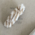 Dettaglio del fermaglio per capelli in peluche con soffice ecopelliccia a righe - Strisce di Tè al Latte Bianco (3#)