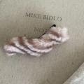 Vista dettagliata della molletta per capelli in peluche a righe marroni e crema su tessuto - Strisce di Tè al Latte Rosa (1#)