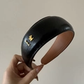 Cerchietto largo retrò in similpelle nera con logo a cane dorato e targhetta in metallo - Nero