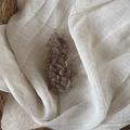 Clip de pelo de felpa marrón Maillard con textura de piel sintética en fondo de lino - Clip de Pelo de Triángulo Peludo / Color Té con Leche