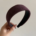 Dettaglio del cerchietto in maglia bordeaux spesso con fodera interna nera antiscivolo - Viola