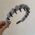 Cerchietto intrecciato grigio con perle bianche e punte nere per accessori da donna - Fascia Intrecciata in Maglia Grigia
