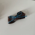 Dettaglio della clip per capelli a fiocco scozzese con cordino blu a contrasto - Molletta con Fiocco Blu
