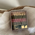 Vista detallada de gomas elásticas para el pelo en caja con logo YEMEI dorado - Set en Caja / Onda de Color Morandi