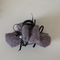 Dettaglio della molletta per capelli in peluche viola con fiocchi neri e perla bianca - Pinza Fiocco in Maglia Viola