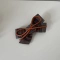 Détail de la barrette à carreaux vintage avec cordon en daim marron de style anglais - Barrette Nœud Orange