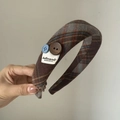 Cerchietto vintage a quadretti marroni con bottoni decorativi ed etichetta - Cerchietto con Bottone Blu