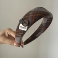 Dettaglio cerchietto a quadri grigi con bottoni vintage e decorazione etichetta - Cerchietto con Bottone Grigio