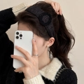 Elegante cerchietto in tweed nero con fiore di camelia per acconciatura a testa alta - Nero