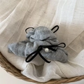 Pinza de pelo de punto gris con lazo de terciopelo negro y colgante de perla suave - Gris