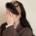 Cerchietto imbottito in tweed marrone con dettaglio ad anello indossato da modella - caffè