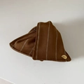 Elegante pinza per capelli in tessuto a righe marrone scuro con logo in metallo dorato - Strisce Caffè Bianco