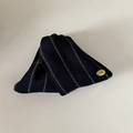 Dettaglio della clip per capelli in tessuto a righe con etichetta in metallo dorato e trama - Strisce Blu Navy Bianco