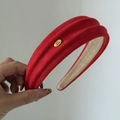 Detail eines roten breiten Stirnbands mit goldenem Hand Made Metallschild und Wildleder - 4# Rot