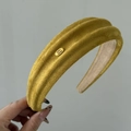 Détail du serre-tête en velours jaune moutarde avec texture plissée et logo métallique - 3# Jaune Gingembre