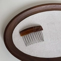 Detailansicht eines Kamm-Haarclips aus Acetat mit France Handmade Schriftzug - Kaffeebraun
