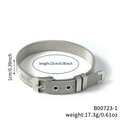 Dettaglio del bracciale mesh argento con fibbia, larghezza 1 cm e lunghezza totale 23 cm - Bracciale con Fibbia a Cintura in Maglia Metallica Argentata (B00723-1)