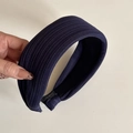 Dettaglio del cerchietto in tessuto blu navy a righe con etichetta Hand Made - Blu Notte
