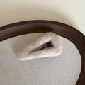 Fermaglio per capelli triangolare in morbido peluche rosa pallido su vassoio in legno - Fermaglio Peluche Triangolo Rosa