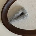Dettaglio molletta triangolare in peluche grigio chiaro su lino e vassoio di legno - Fermaglio Peluche Triangolo Grigio Chiaro