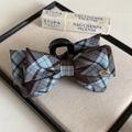 Dunkelblauer Haarklammer mit Karoschleife und goldenem Love-Metall-Label auf Tablett - #2 Lake Blue Striped Bow Clip