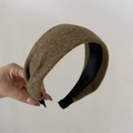 Détail du serre-tête en peluche marron café montrant la texture et la doublure noire - Café