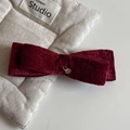 Dettaglio del fermaglio per capelli a fiocco in velluto rosso con pendente in metallo - Molletta in Velluto con Fiocco Rosso Vino
