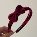 Detail des bordeauxroten Samtstirnbands mit handgefertigtem Etikett und Plüschschleife - Weinrot Samt Schleife Haarreif