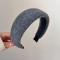 Detailansicht eines breiten grauen Woll-Stirnbands aus Tweed mit schwarzem Antirutsch-Futter - Grau