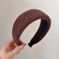 Detailaufnahme eines dunkelbraunen Wollsamt-Haarreifens mit weicher Textur und Futter - Kaffeebraun