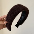 Detailansicht eines dunkelbraunen Plüsch Stirnbands mit Satinfutter und hohem Design - Weinroter Plüsch Haarreif