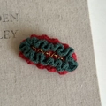 Detail of handmade crochet hair clip with vintage red base and green scalloped edge - Red Green Pleated Wool Clip (3#)