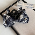 Marineblauer Karo-Haarklammer-Schleife mit goldenem Love-Label im eleganten Retro-Stil - Schwarz-weiß kariert