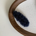 Primer plano de la pinza para el pelo de felpa azul oscuro con textura de lana - Azul marino