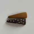 Dettaglio di fermagli per capelli in metallo rivestiti in tessuto floreale e senape - Set Di Mollette Triangolari Floreali Giallo Caffè