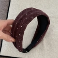 Detalle de diadema de punto rojo oscuro con lunares blancos y forro interior antideslizante - Marrón