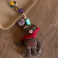 Detail eines braun gestrickten Teddybären-Anhängers mit Stickerei und bunter Perlen-Lanyard - Kaffee Bär / 1# Kaffee Bär Schlüsselband