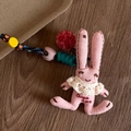Detailansicht eines rosa Spitzen-Hasen-Anhängers mit Good Luck Stickerei auf Holzoberfläche - Rosa Hase / 4# Rosa Hase Schlüsselband