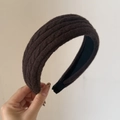 Detalle de diadema de punto marrón oscuro con textura de trenza gruesa y extremos suaves - Diadema de Lana Caqui