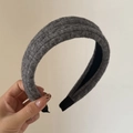 Detalle de diadema de punto gris oscuro con textura de trenzas de lana gruesa - Diadema de Hilo Gris
