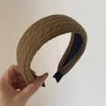 Primer plano de diadema de punto trenzado marrón con forro suave para peinados retro - Diadema de Lana Jengibre